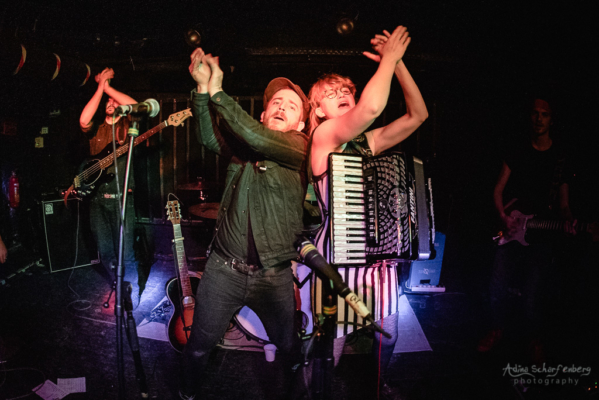 Holy Moly & The Crackers at Maze, Berlin (2018) Holy Moly & The Crackers at Maze, Berlin (2018)