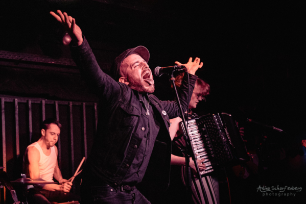 Holy Moly & The Crackers at Maze, Berlin (2018) Holy Moly & The Crackers at Maze, Berlin (2018)