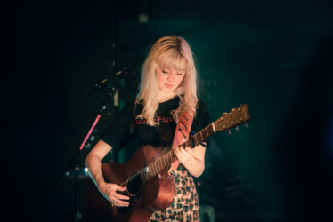 Maisie Peters at Heimathafen Neukölln, Berlin (2023) Maisie Peters at Heimathafen Neukölln, Berlin (2023)