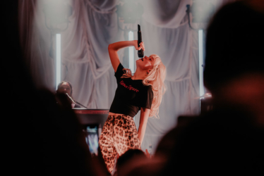 Maisie Peters at Heimathafen Neukölln, Berlin (2023) Maisie Peters at Heimathafen Neukölln, Berlin (2023)