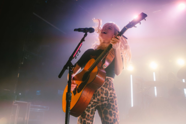 Maisie Peters at Heimathafen Neukölln, Berlin (2023) Maisie Peters at Heimathafen Neukölln, Berlin (2023)