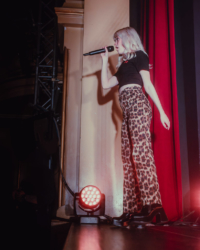 Maisie Peters at Heimathafen Neukölln, Berlin (2023) Maisie Peters at Heimathafen Neukölln, Berlin (2023)